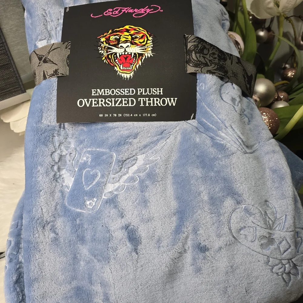 Ed Hardy Embossed plush oversized throw 60in x 70in new